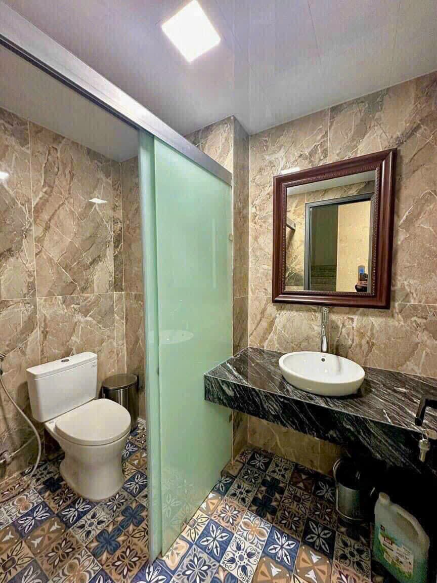 Cho thuê Nhà mới , thang máy,vỉa hè, 123m2- 4T, Hoàng Quốc Việt_47 Tr 2