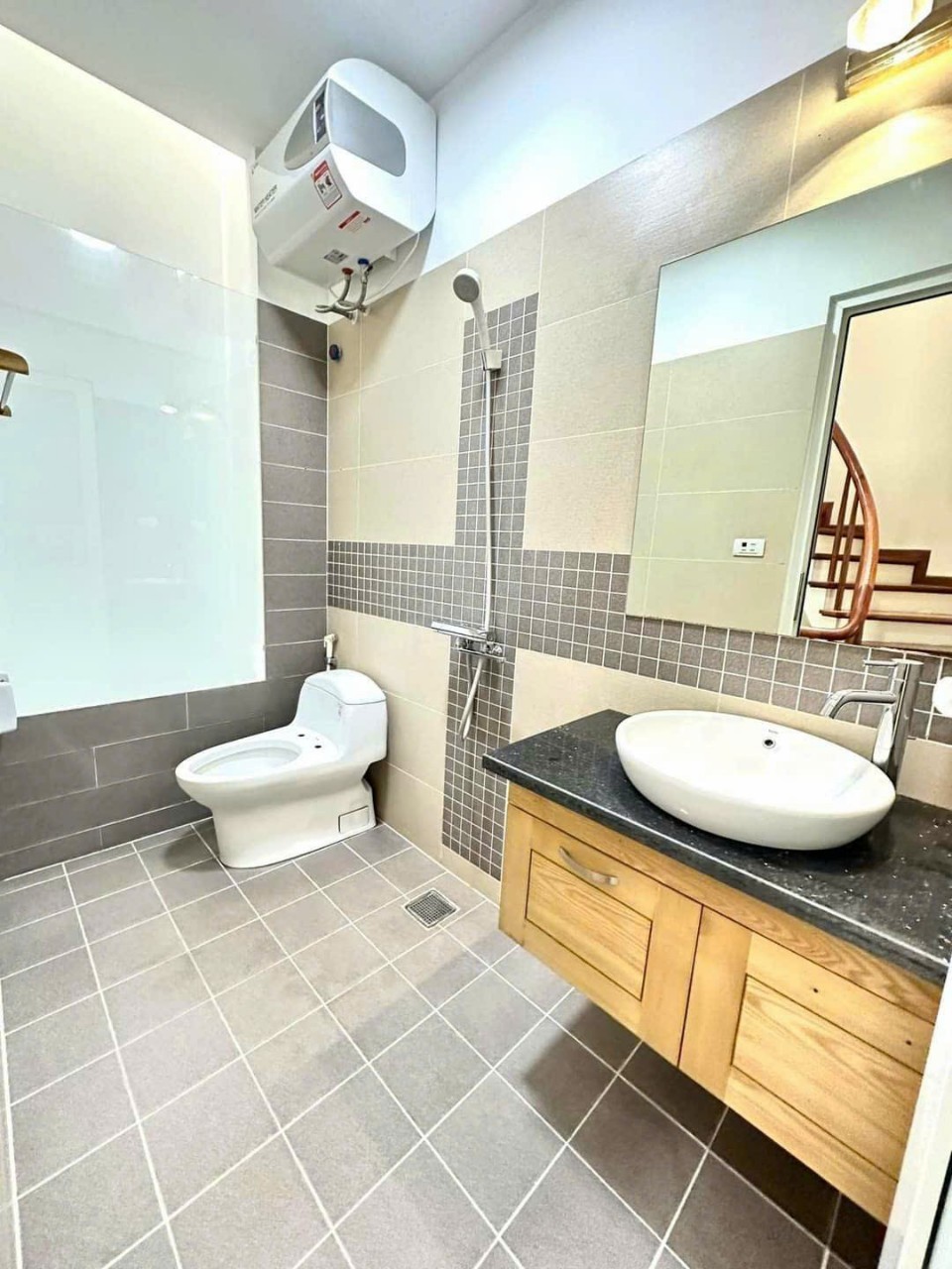 Nhà mình cho thuê nhà mới, lô góc, 102m2_ 4T; vỉa hè, Lạc Trung-30 Tr 2