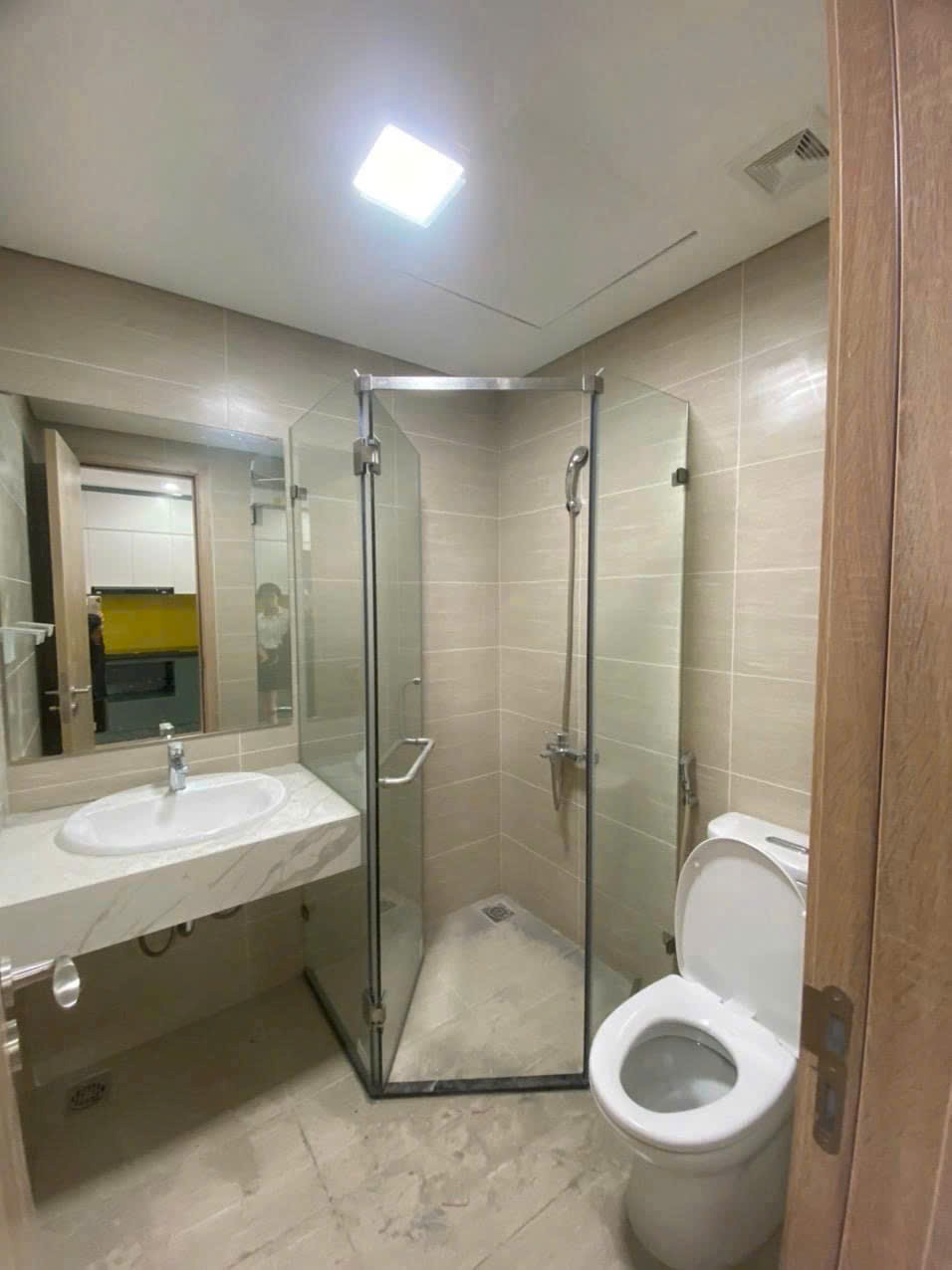 Nhà tôi cho thuê nhà hai cửa đi, mới, 98m2_ 4T; vỉa hè, Duy Tân-30 Tr 2