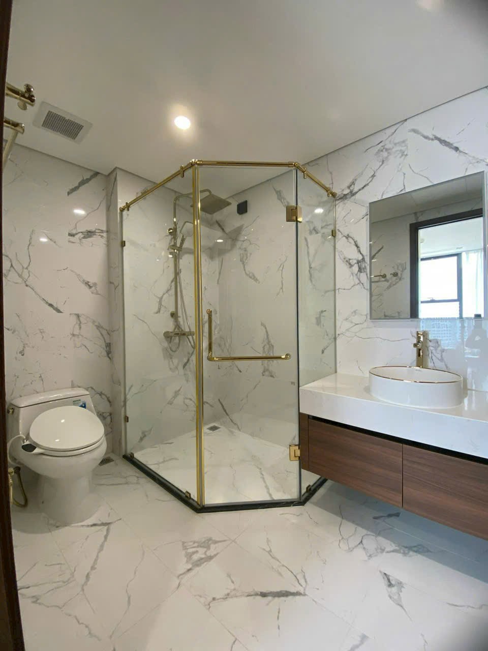 Cho thuê nhà mới, căn góc, Thái Hà, thang máy; vỉa hè 116m2* 5T- 45 Tr 2