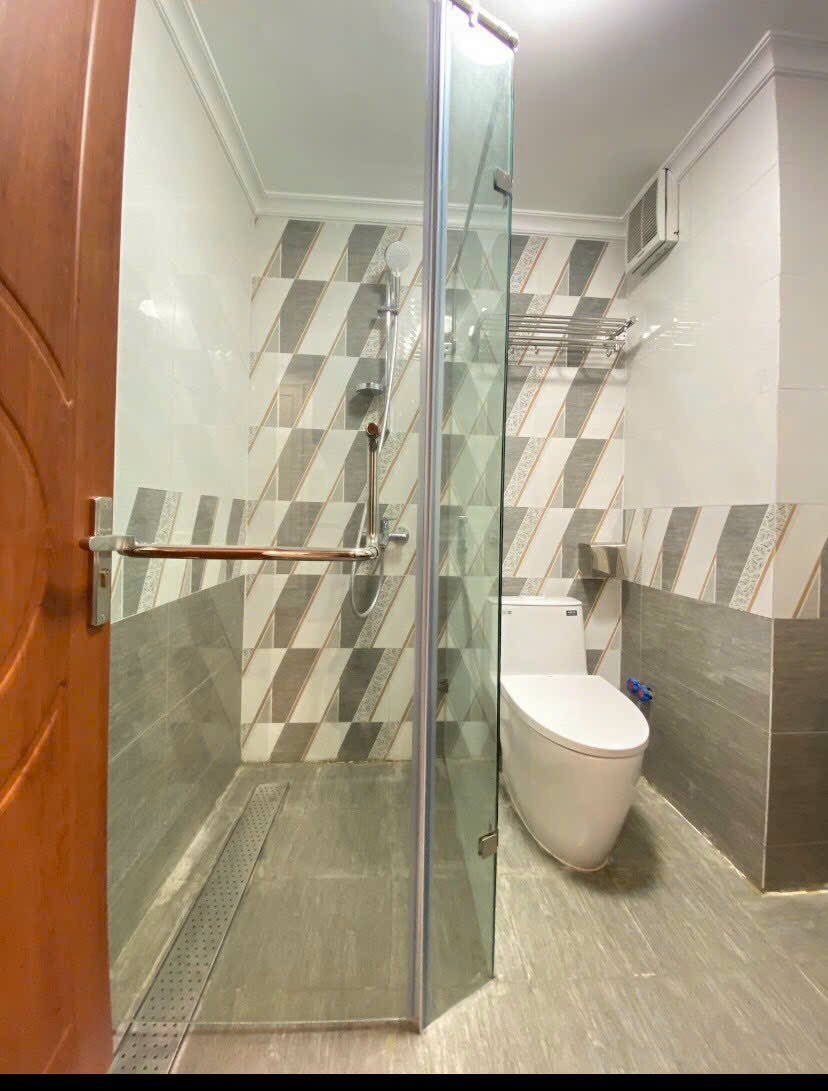 Cho thuê nhà mới, căn góc, thang máy, 95m2_ 5T; vỉa hè, Đào Tấn-32 Tr 2