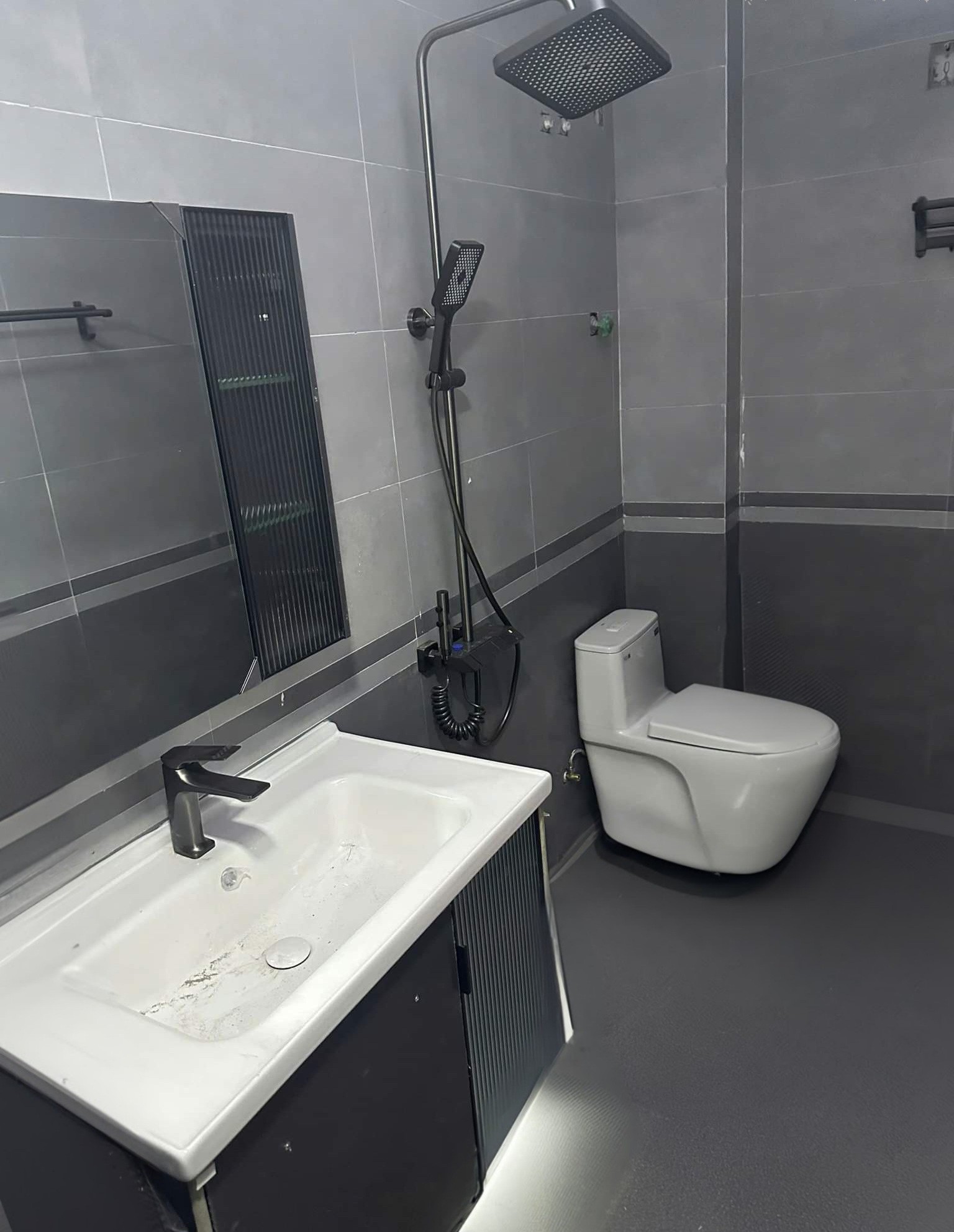 Nhà mình Cho thuê nhà mới, căn góc, Mai Hắc Đế; vỉa hè 96m2* 5T- 30 Tr 2