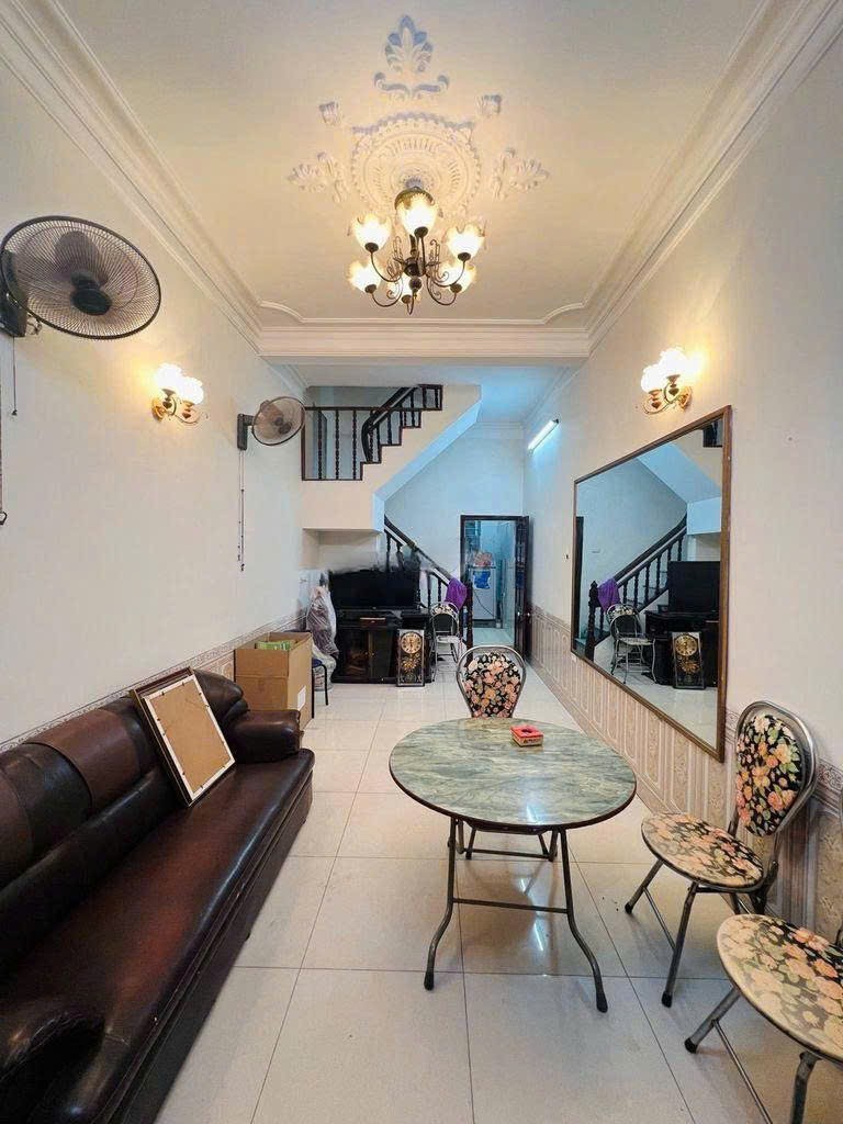 Cho thuê gấp nhà riêng Ngõ 1194, Đường Láng Đống Đa 40m x 4T, 4PN3VS đủ đồ giá 12tr