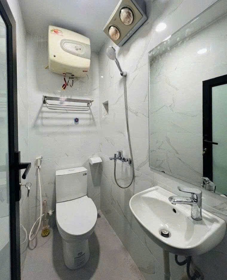 Cho thuê gấp nhà riêng Ngõ 1194, Đường Láng Đống Đa 40m x 4T, 4PN3VS đủ đồ giá 12tr 6