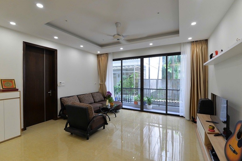 Cho thuê căn hộ 3PN rộng tới 120m2 tại Đặng Thai Mai, Tây Hồ, đầy đủ nội thất, ban công thoáng