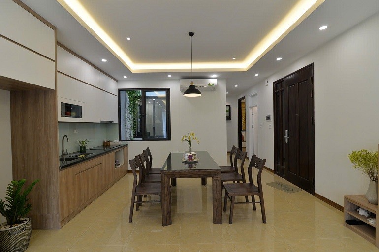 Cho thuê căn hộ 3PN rộng tới 120m2 tại Đặng Thai Mai, Tây Hồ, đầy đủ nội thất, ban công thoáng 2