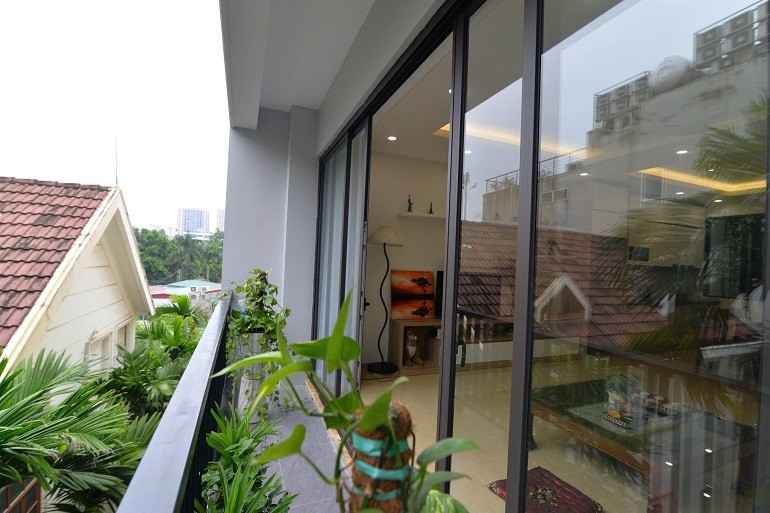 Cho thuê căn hộ 3PN rộng tới 120m2 tại Đặng Thai Mai, Tây Hồ, đầy đủ nội thất, ban công thoáng 3