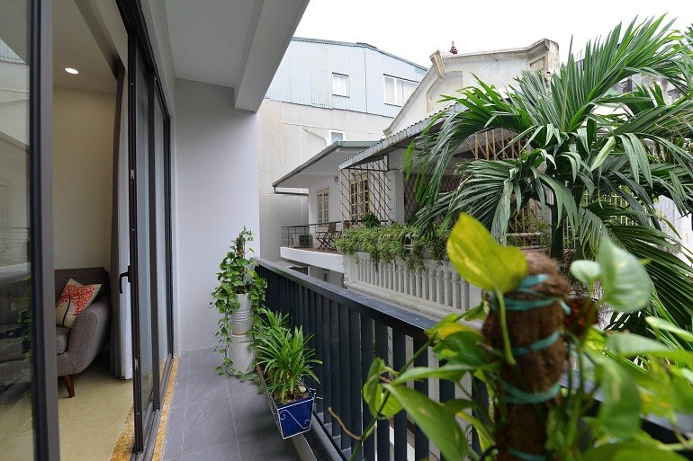 Cho thuê căn hộ 3PN rộng tới 120m2 tại Đặng Thai Mai, Tây Hồ, đầy đủ nội thất, ban công thoáng 5