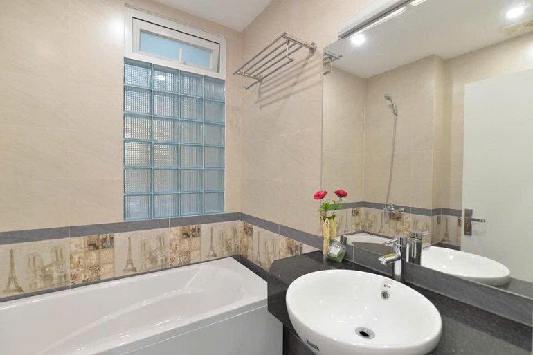 Cho thuê căn hộ 3PN rộng tới 120m2 tại Đặng Thai Mai, Tây Hồ, đầy đủ nội thất, ban công thoáng 7