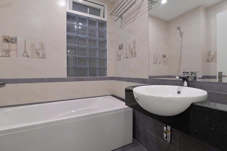 Cho thuê căn hộ 3PN rộng tới 120m2 tại Đặng Thai Mai, Tây Hồ, đầy đủ nội thất, ban công thoáng 9