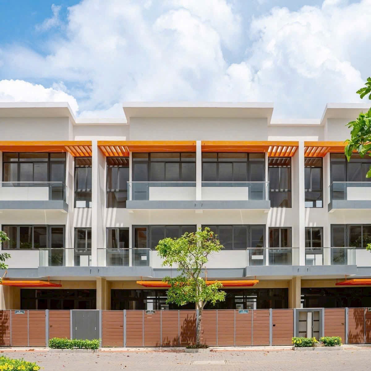 Chuyển nhượng căn nhà phố 1 trệt 2 lầu cách Phú Mỹ Hưng 18 phút giá rẻ bằng căn chung cư bình dân 7
