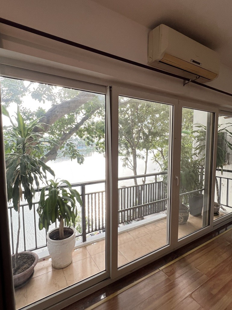 Cho thuê căn hộ 3PN rộng 200m2 tại Trúc Bạch, Ba Đình, đầy đủ nội thất đẹp, hiện đại, ban công