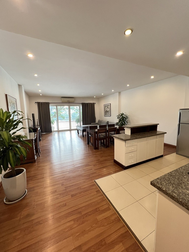 Cho thuê căn hộ 3PN rộng 200m2 tại Trúc Bạch, Ba Đình, đầy đủ nội thất đẹp, hiện đại, ban công 2