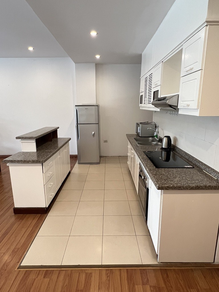 Cho thuê căn hộ 3PN rộng 200m2 tại Trúc Bạch, Ba Đình, đầy đủ nội thất đẹp, hiện đại, ban công 3