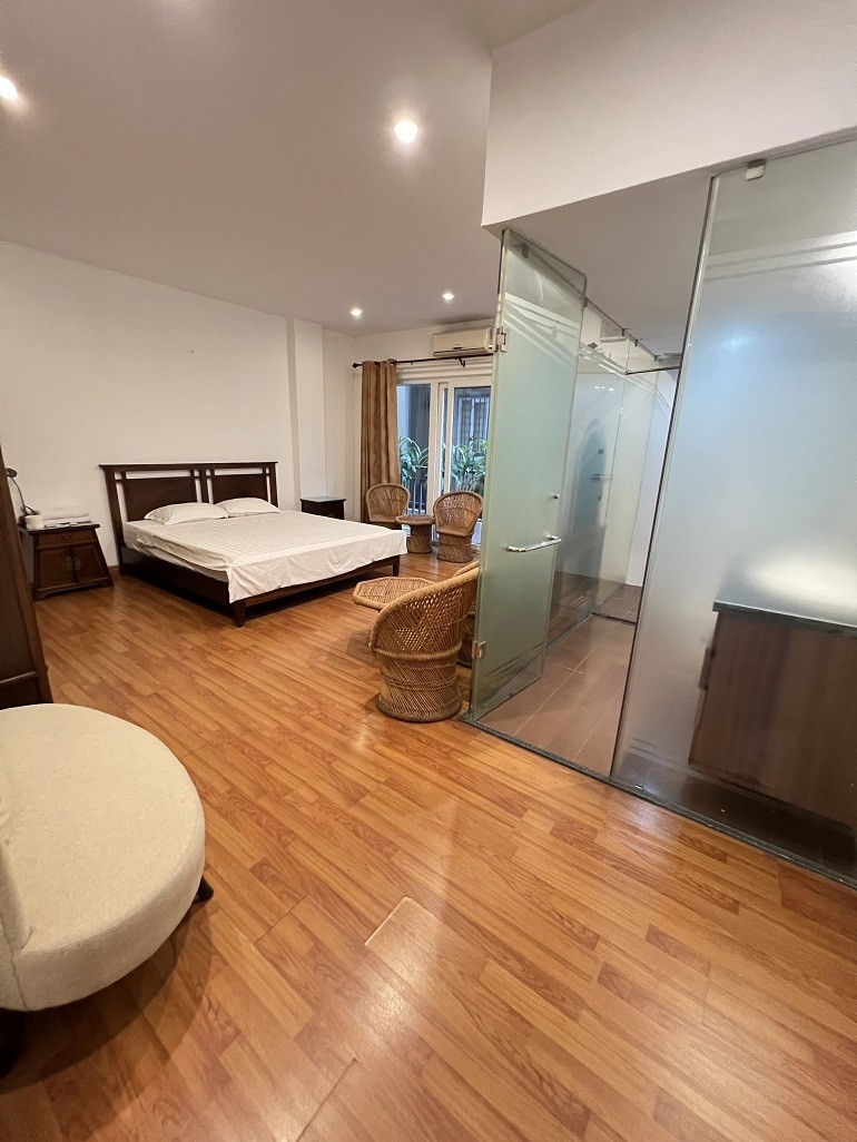 Cho thuê căn hộ 3PN rộng 200m2 tại Trúc Bạch, Ba Đình, đầy đủ nội thất đẹp, hiện đại, ban công 4