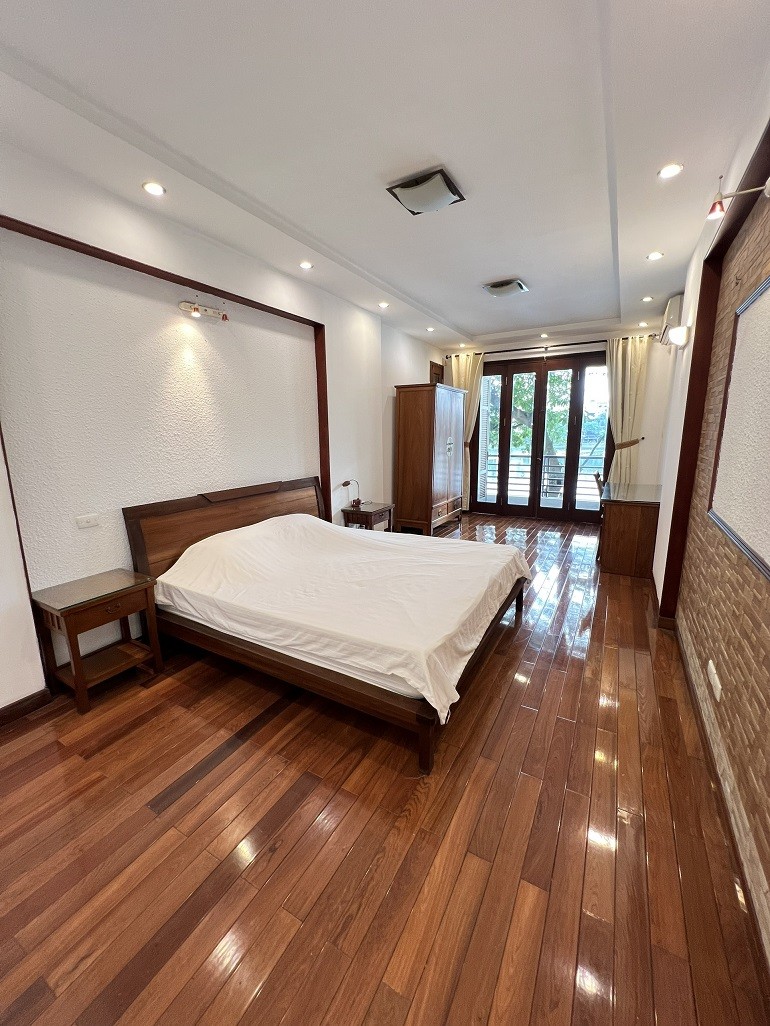 Cho thuê căn hộ 3PN rộng 200m2 tại Trúc Bạch, Ba Đình, đầy đủ nội thất đẹp, hiện đại, ban công 5