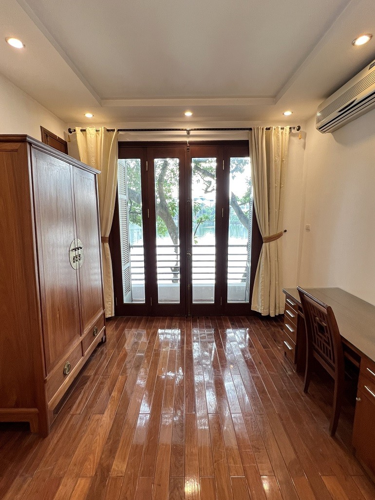 Cho thuê căn hộ 3PN rộng 200m2 tại Trúc Bạch, Ba Đình, đầy đủ nội thất đẹp, hiện đại, ban công 6