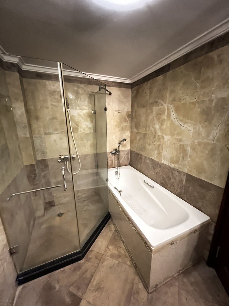 Cho thuê căn hộ 3PN rộng 200m2 tại Trúc Bạch, Ba Đình, đầy đủ nội thất đẹp, hiện đại, ban công 7