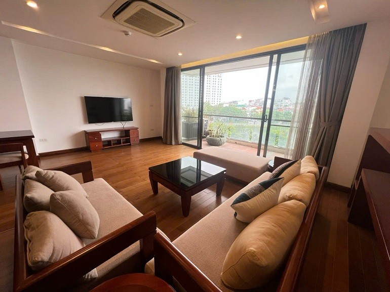 Cho thuê căn hộ 2PN tại Xuân Diệu, Tây Hồ, đầy đủ nội thất, có ban công view hồ rất đẹp 2