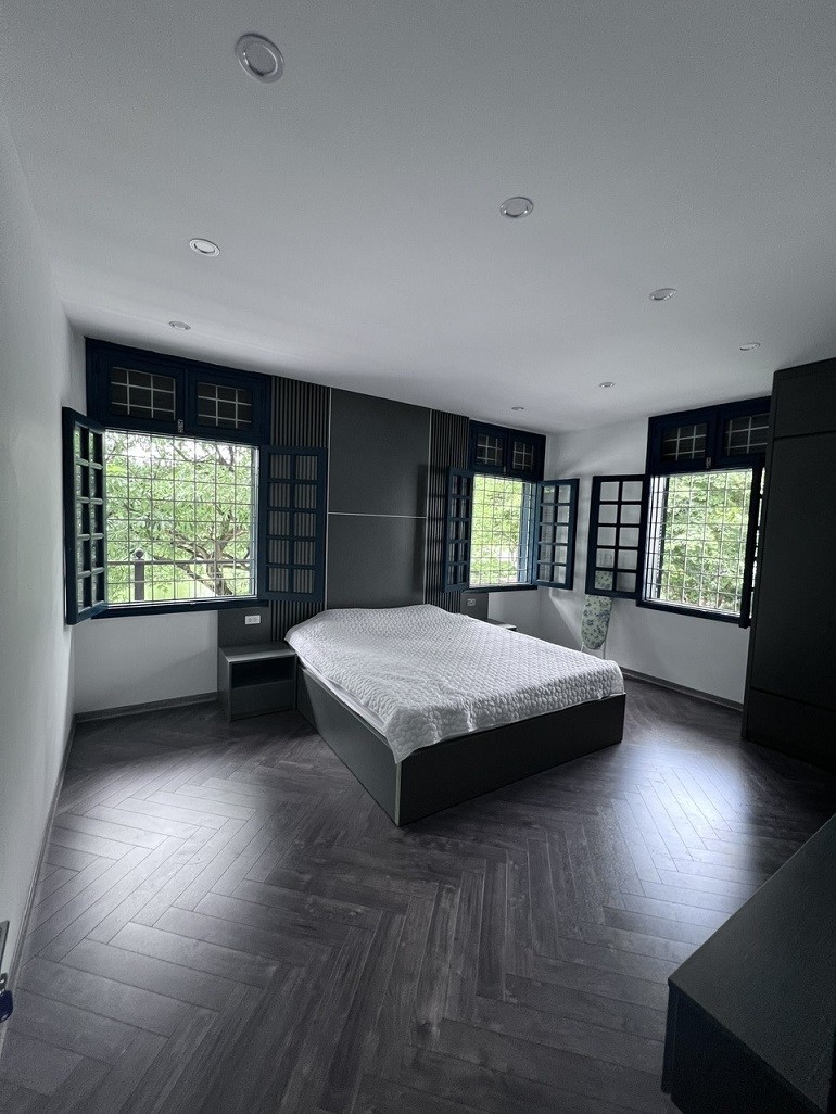 Cho thuê căn hộ rộng 120m2, 2PN tại Từ Hoa, Tây Hồ, đủ đồ, có ban công view hồ 7