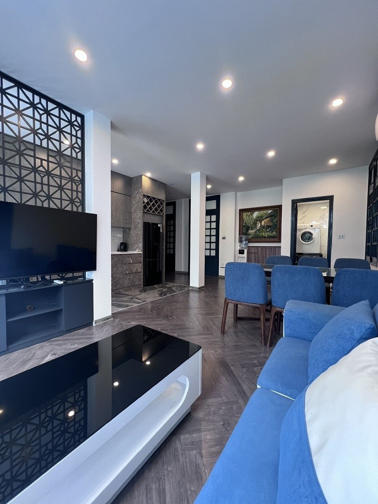 Cho thuê căn hộ rộng 120m2, 2PN tại Từ Hoa, Tây Hồ, đủ đồ, có ban công view hồ 8