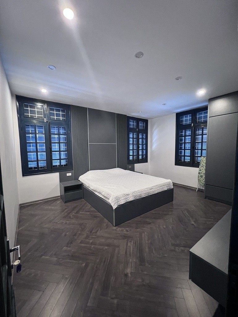 Cho thuê căn hộ rộng 120m2, 2PN tại Từ Hoa, Tây Hồ, đủ đồ, có ban công view hồ 9