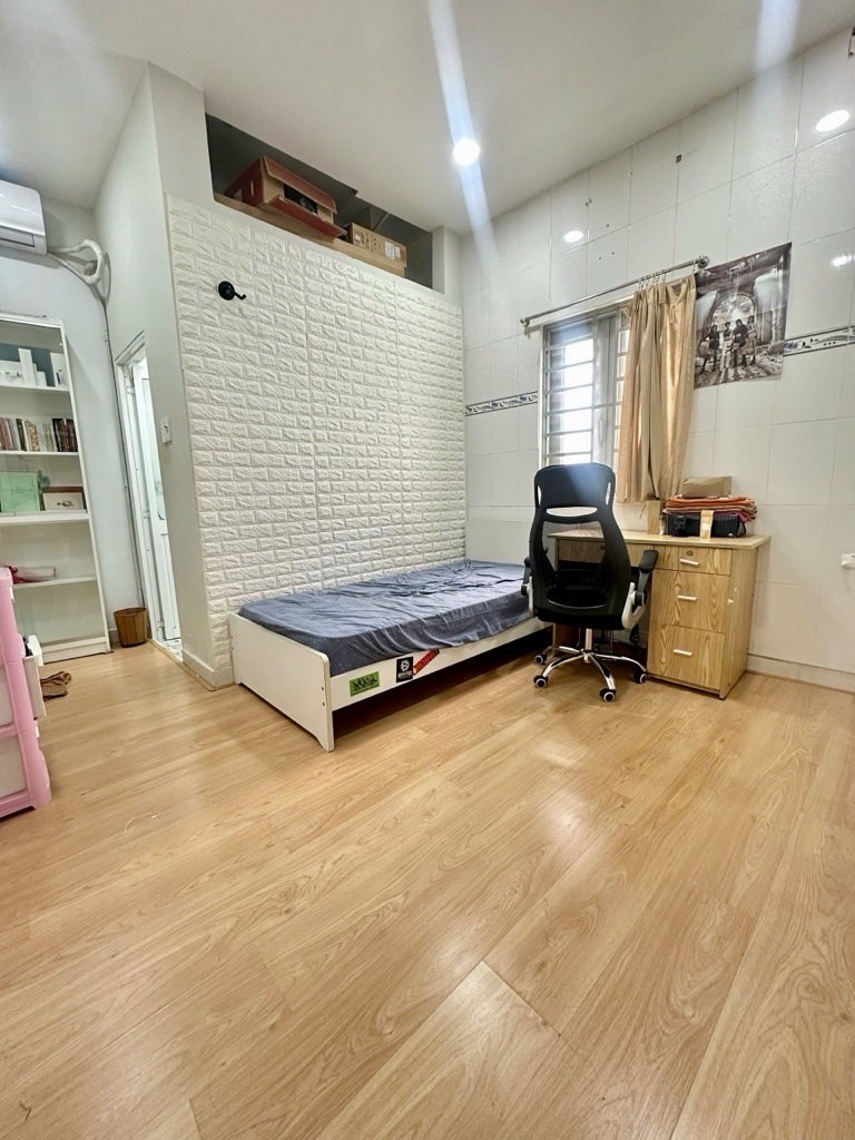 BÁN NHÀ CÁCH MT TÔN ĐẢN CHƯA ĐẾN 10M- QUA KHU ẲM THỰC VĨNH KHÁNH- RA HOÀNG DIỆU- NGUYỄN TẤT THÀNH. 4
