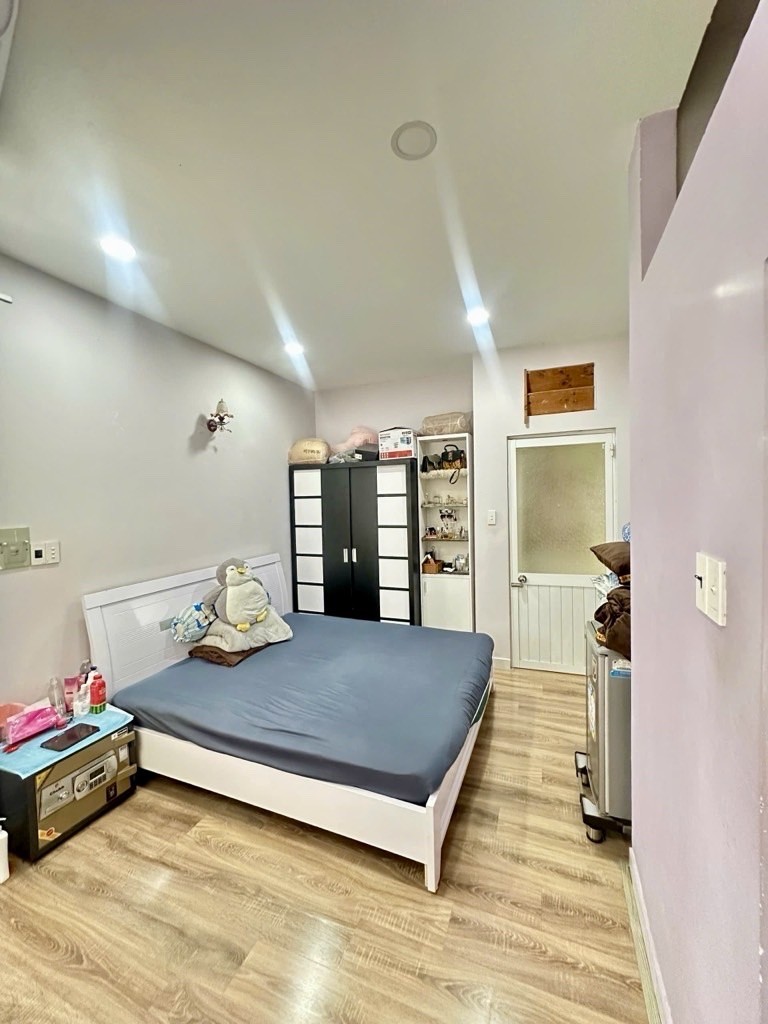 BÁN NHÀ CÁCH MT TÔN ĐẢN CHƯA ĐẾN 10M- QUA KHU ẲM THỰC VĨNH KHÁNH- RA HOÀNG DIỆU- NGUYỄN TẤT THÀNH. 2