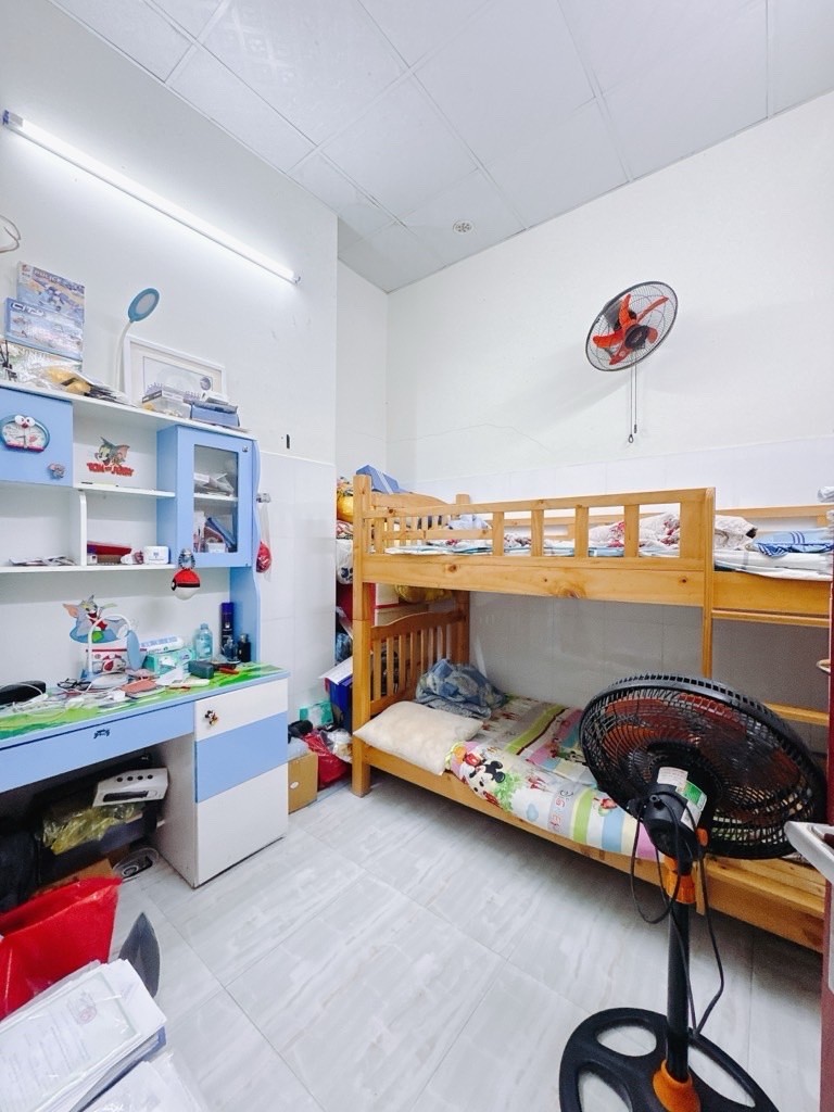 BÁN ĐẤT TẶNG NHÀ ĐƯỜNG ĐOÀN VĂN BƠ- XE HƠI ĐÊN NHÀ- CÓ SÂN ĐỂ XE RỘNG THOÁNG- RA TÔN THẤT THUYẾT 5