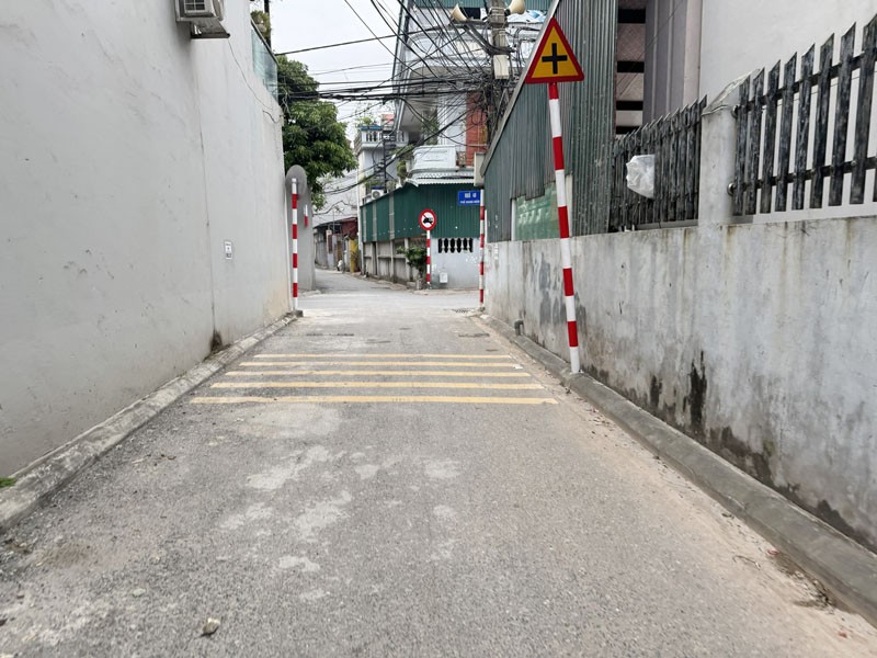 Bán 105m2 đất đẹp Giang Biên. Ngõ thông ô tô, khổ đất vuông đẹp, tiện ích đầy đủ, sổ đỏ