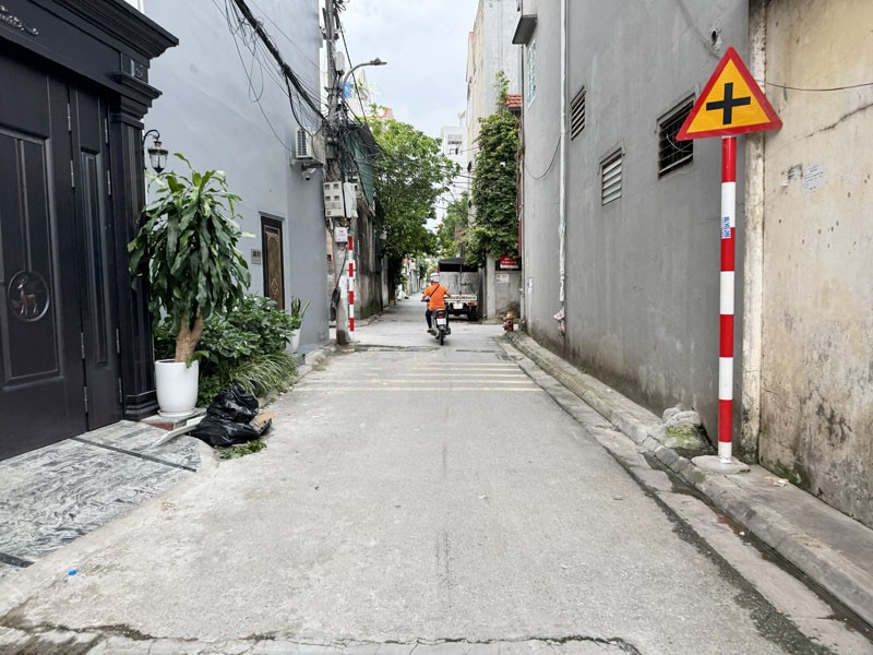 Bán 105m2 đất đẹp Giang Biên. Ngõ thông ô tô, khổ đất vuông đẹp, tiện ích đầy đủ, sổ đỏ 2