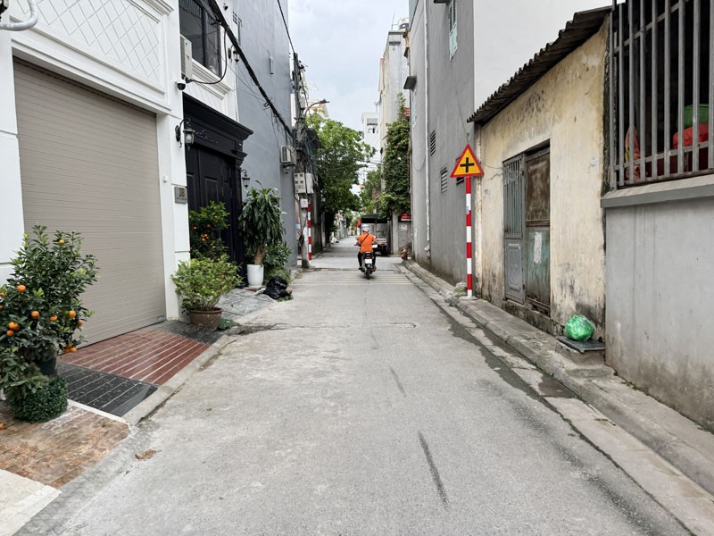 Bán 105m2 đất đẹp Giang Biên. Ngõ thông ô tô, khổ đất vuông đẹp, tiện ích đầy đủ, sổ đỏ 3
