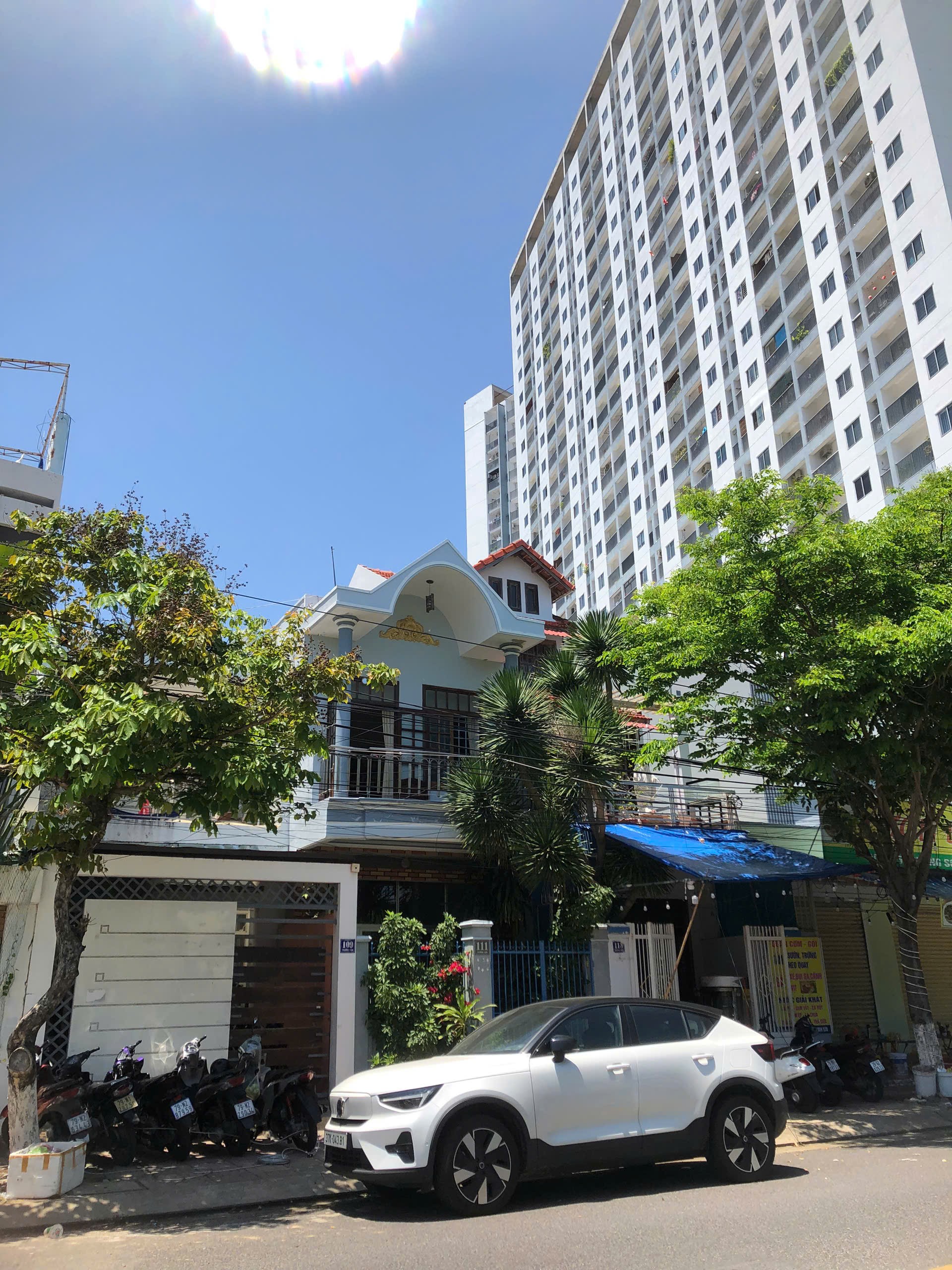 Nhà 3 tầng mái Thái mặt tiền đường Trường Sơn, Vĩnh Trường, Nha Trang sát bên chung cư PH, ra biển