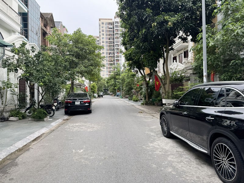 Bán gấp nhà liền kề thô 4 tầng 105m2 KĐT Việt Hưng. Hoàn thiện tùy ý, không gian xanh