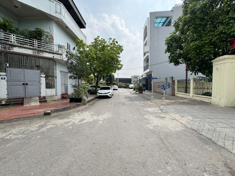Bán 94m2 đất đấu giá Xóm 2 Đông Dư, Bát Tràng. Đường 3 ô tô tránh, vỉa hè rộng, mặt thoáng bên hông 3