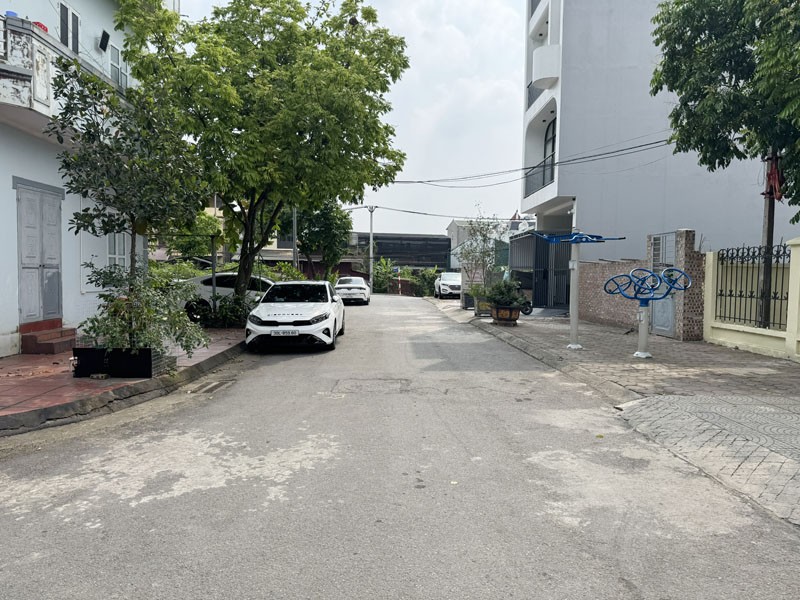 Bán 94m2 đất đấu giá Xóm 2 Đông Dư, Bát Tràng. Đường 3 ô tô tránh, vỉa hè rộng, mặt thoáng bên hông 4