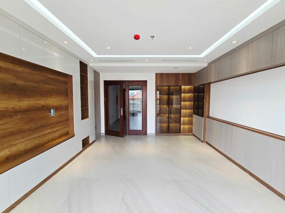 09.10.25 phân lô Hoàng Quốc Việt ô tô chạy vòng quanh nhà 7 tầng mới tinh