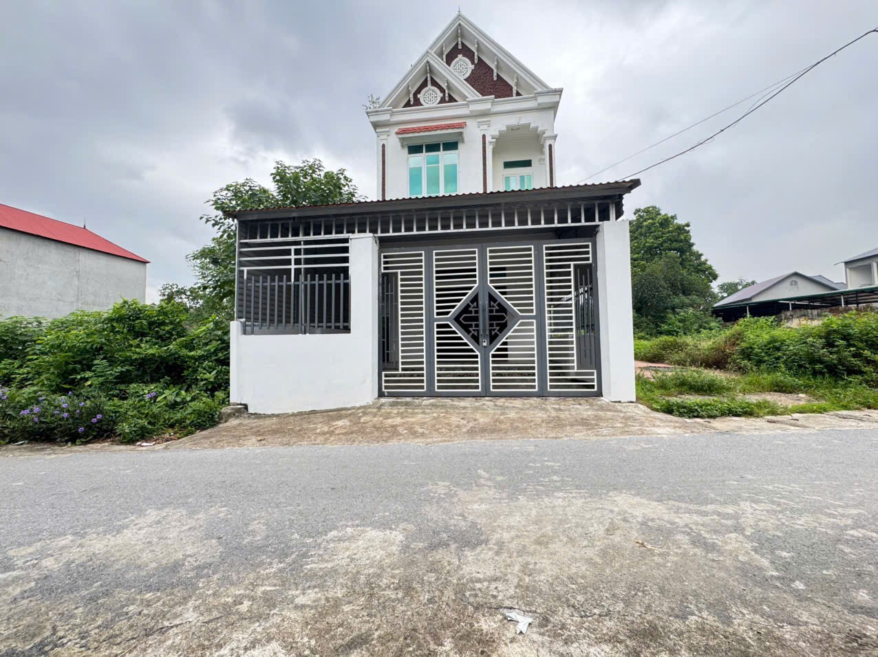 Bán nhà 2 tầng Bảo Phác, Tam Đảo, Phú Thọ. Nhà đẹp long lanh, đường nhựa, ô tô đỗ 3