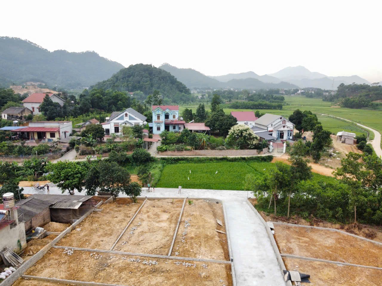 Bán đất thôn Lương Đình, xã Trung Giã, TP Hà Nội. Thửa đất vuông đẹp, mặt tiền rộng 3