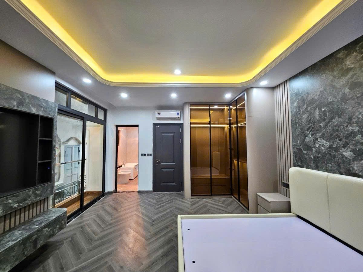 NHÀ MỚI 6 TẦNG THANG MÁY - TRUNG TÂM BỒ ĐỀ LONG BIÊN 2