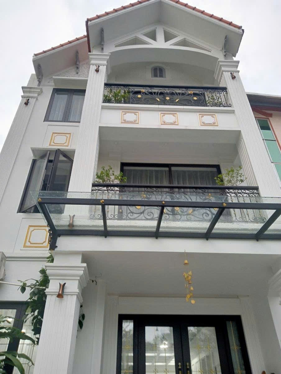 LONG BIÊN BÁN BIỆT THỰ MINI SÂN VƯỜN - VỊ TRÍ TRUNG TÂM - 3 THOÁNG 4