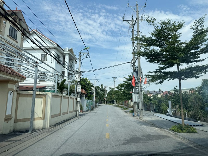 Cần bán 73m2 nhà cấp 4 mặt chính đi vào TĐC Ngọc Động. View hồ, đường ô tô tránh đỗ