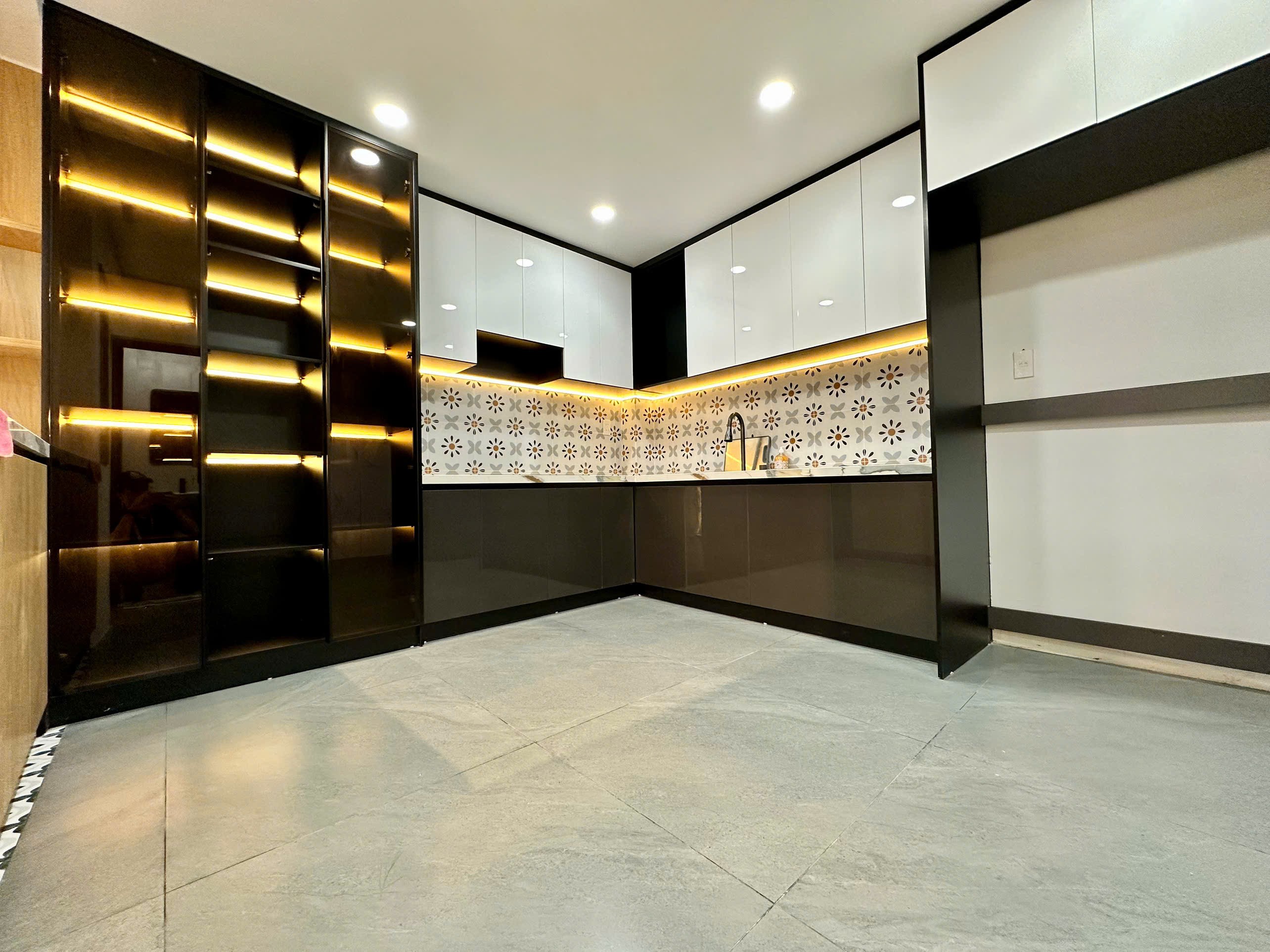 BÁN NHÀ MÊ ĐÚC 3 TẦNG HẺM 2m5-3m THÁP BÀ, NHA TRANG. 2