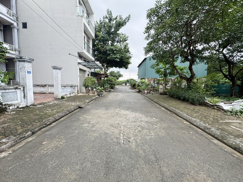 Cần bán 80m2 đất TĐC Kiêu Kỵ, cách 20m ra vườn hoa to, cách 500m ra chợ Cầu Chùa 3