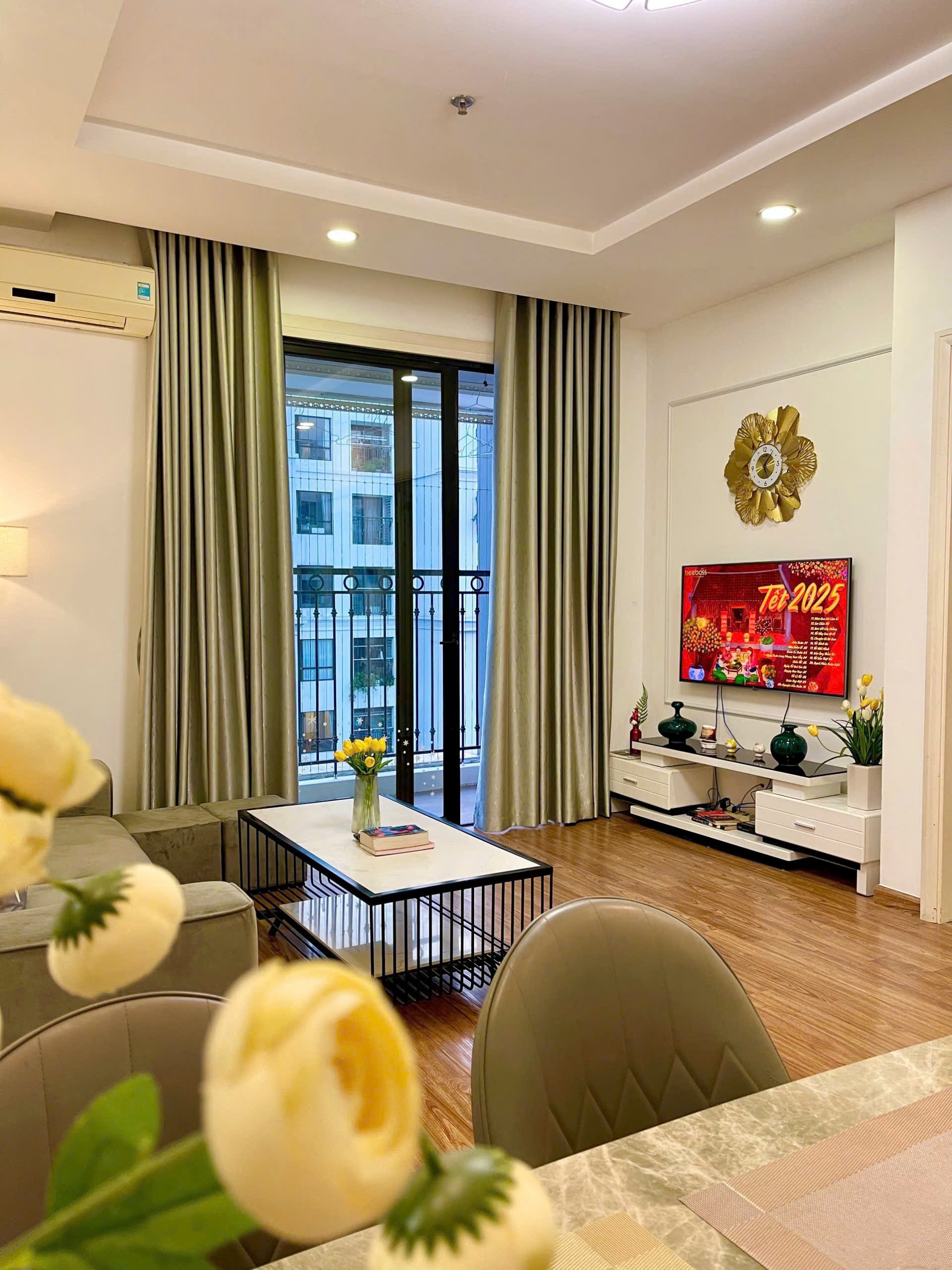 Chính chủ bán căn 2PN diện tích 76m2 ban công nam view thoáng đẹp nhà mới như ảnh giá bán 9 tỷ tai 3