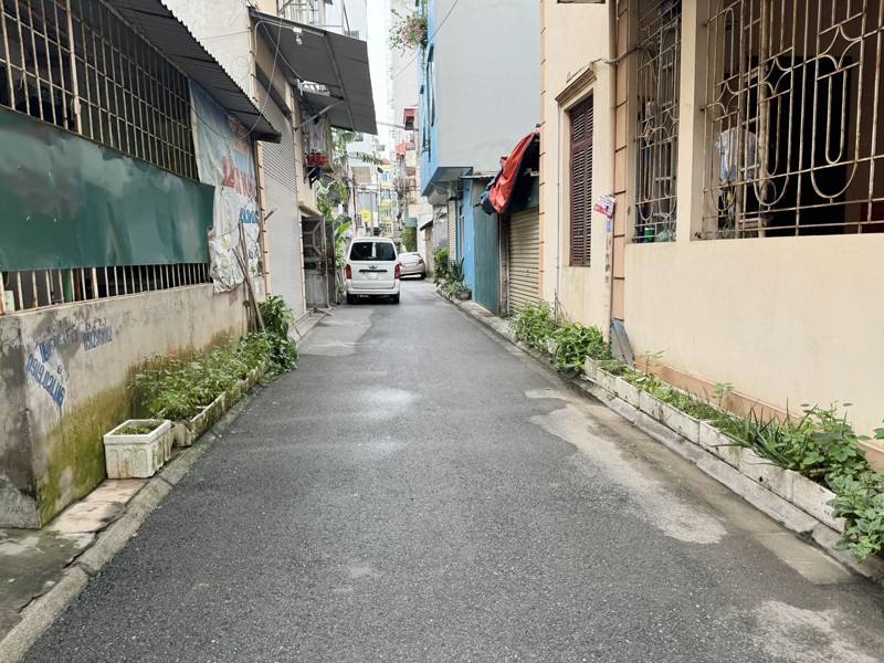 Cần bán 34,1m2 nhà 2 tầng, cách mặt đường Trâu Quỳ 50m, đường phân lô bàn cờ ô tô tránh xe máy