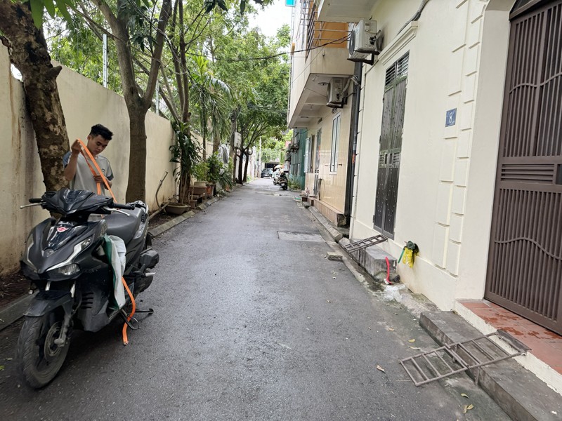 Cần bán 34,1m2 nhà 2 tầng, cách mặt đường Trâu Quỳ 50m, đường phân lô bàn cờ ô tô tránh xe máy 2