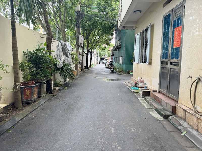 Cần bán 34,1m2 nhà 2 tầng, cách mặt đường Trâu Quỳ 50m, đường phân lô bàn cờ ô tô tránh xe máy 3