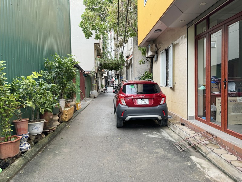 Cần bán 34,1m2 nhà 2 tầng, cách mặt đường Trâu Quỳ 50m, đường phân lô bàn cờ ô tô tránh xe máy 4