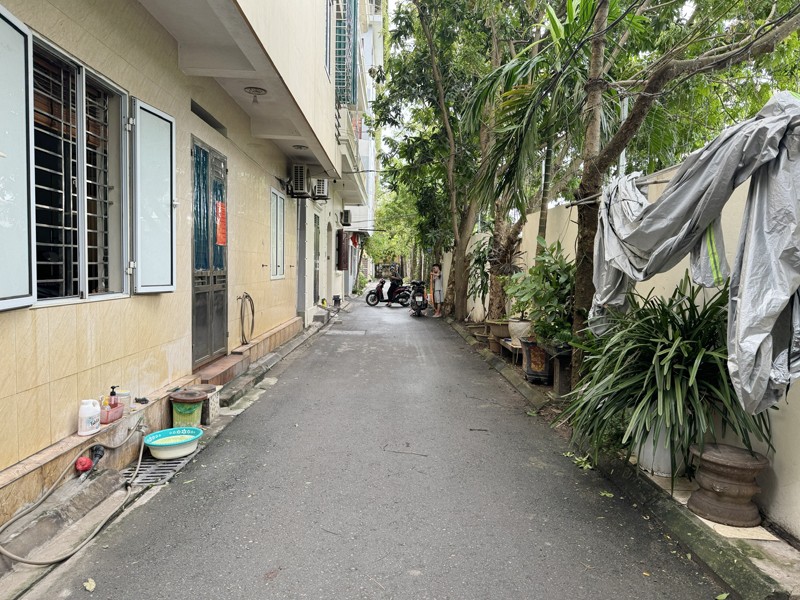 Cần bán 34,1m2 nhà 2 tầng, cách mặt đường Trâu Quỳ 50m, đường phân lô bàn cờ ô tô tránh xe máy 5